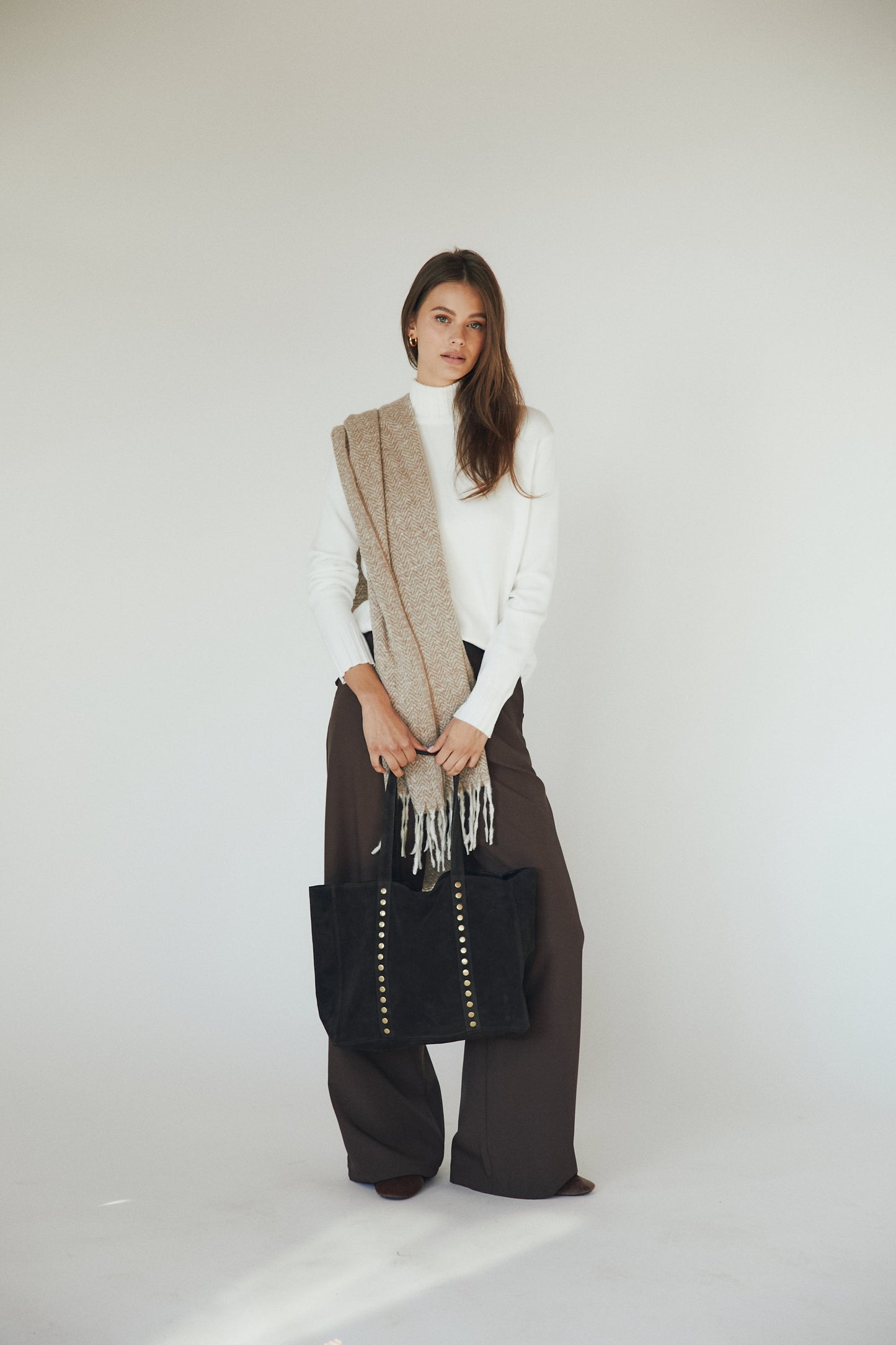 Bolso ante tachas marrón