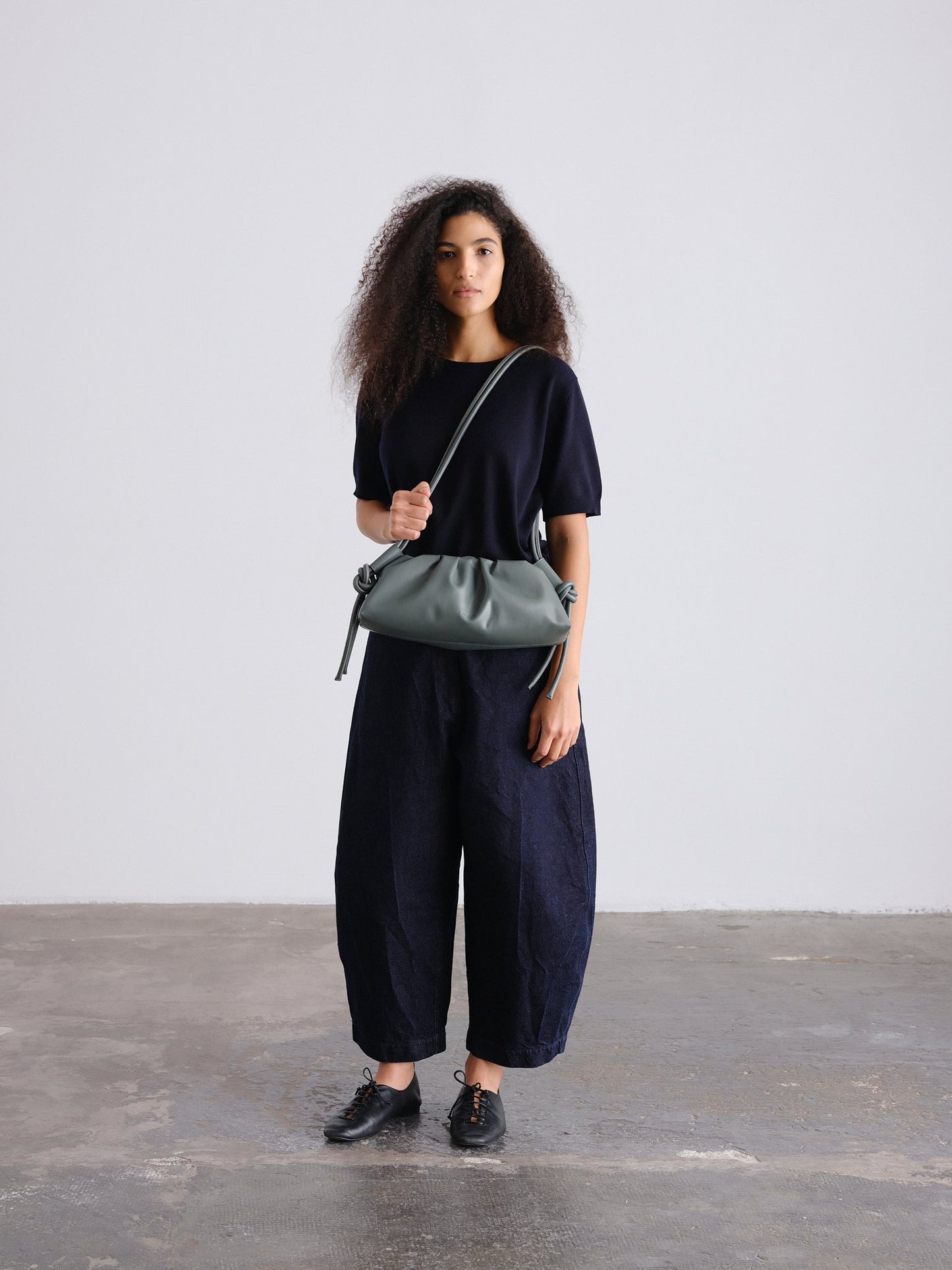 Clara – Bolso con Elegancia Escultural en Borgoña