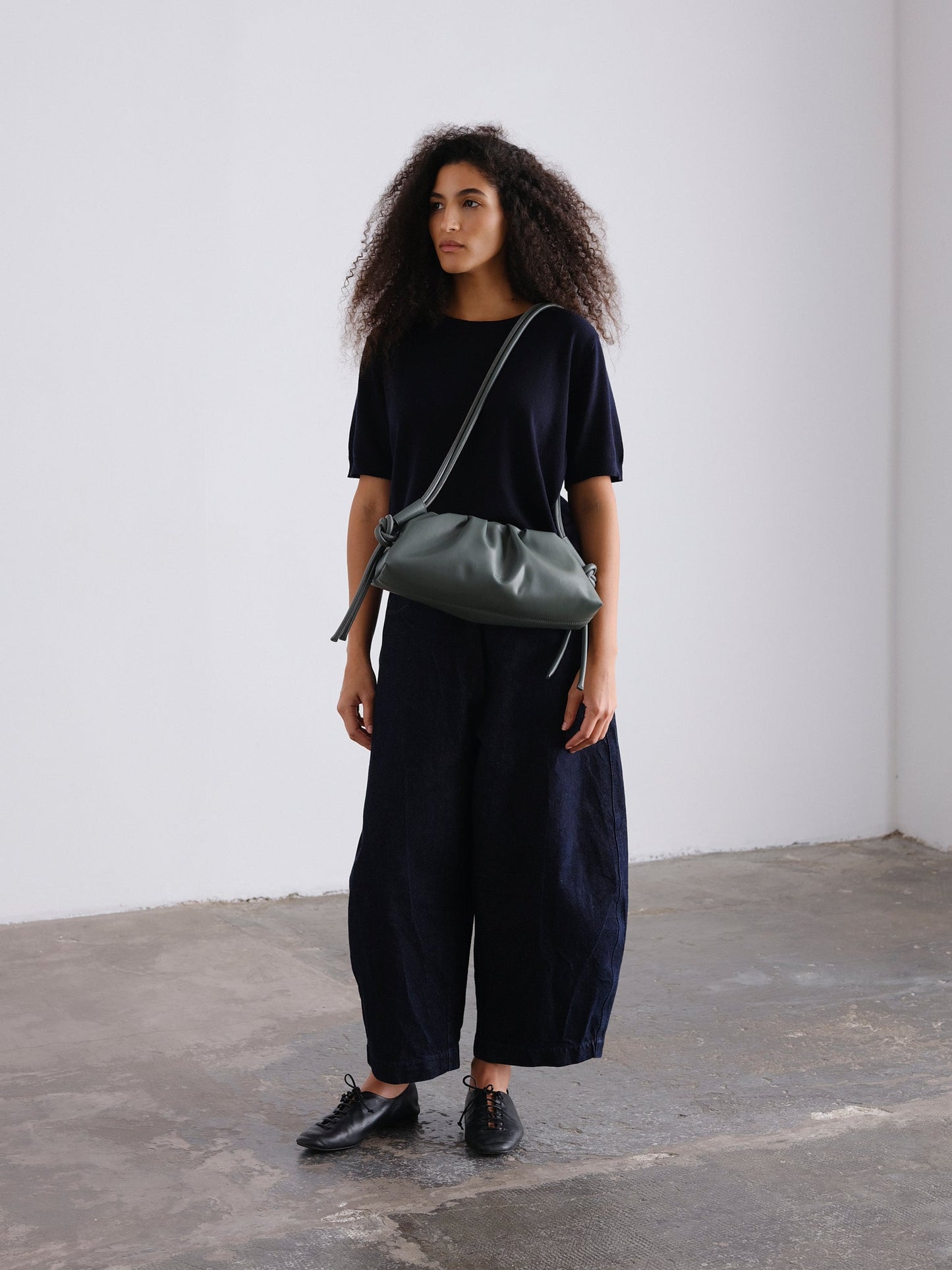 Clara – Bolso con Elegancia Escultural en Borgoña