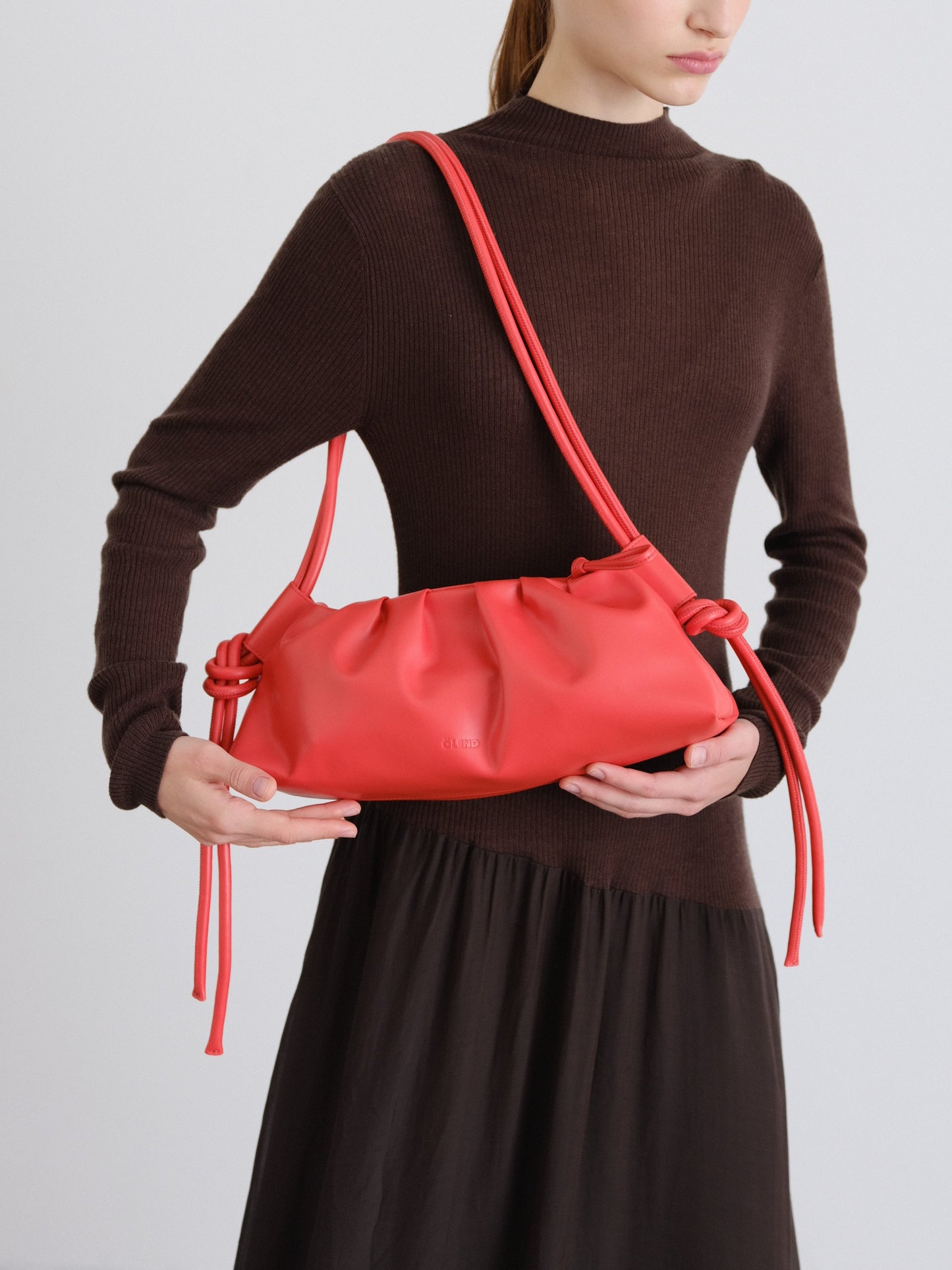 Clara – Bolso con Elegancia Escultural en Borgoña