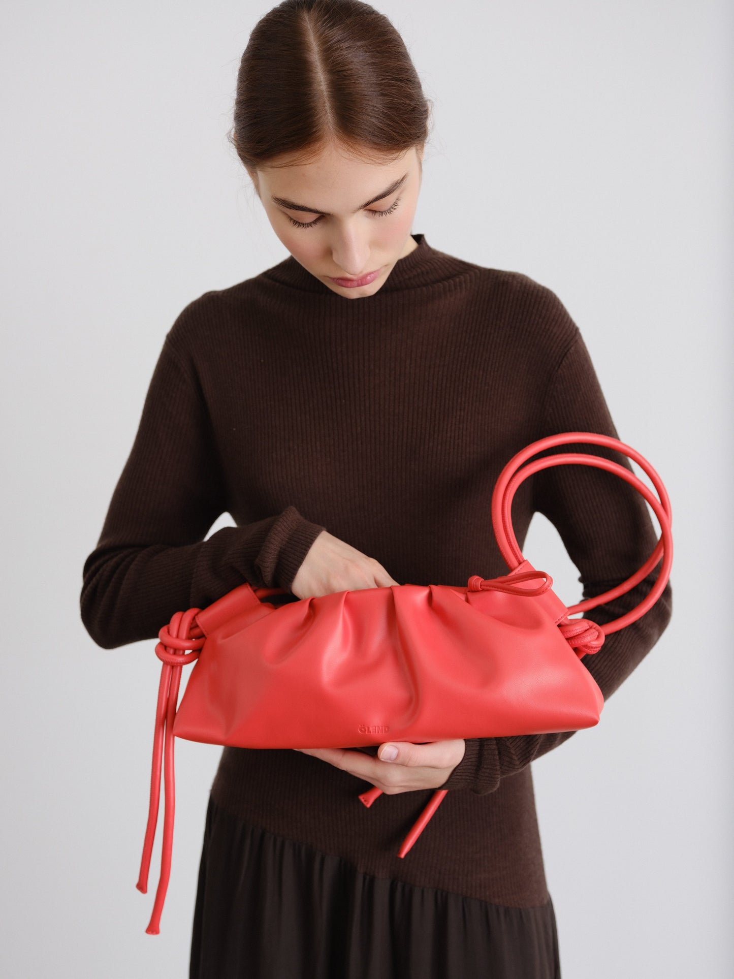 Clara – Bolso con Elegancia Escultural en Borgoña