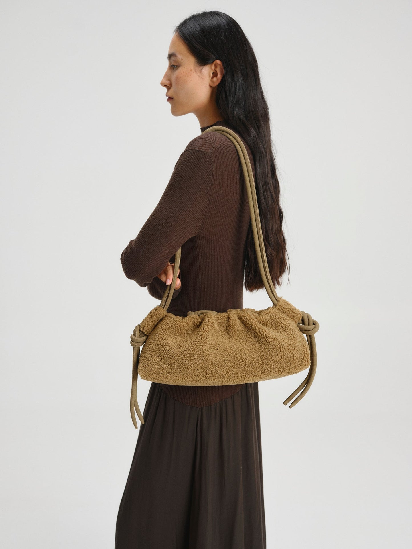 Clara – Bolso con Elegancia Escultural en Borgoña