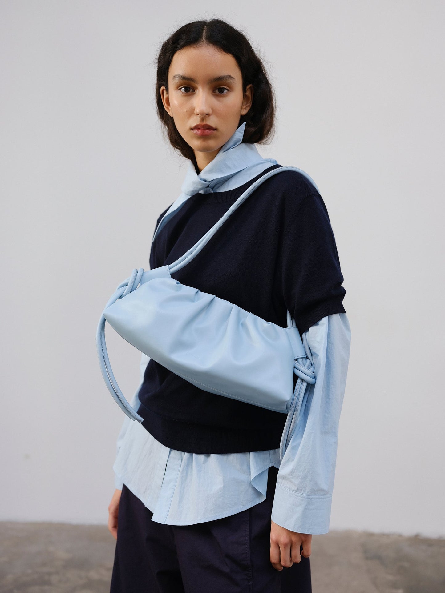 Clara – Bolso con Elegancia Escultural en Borgoña