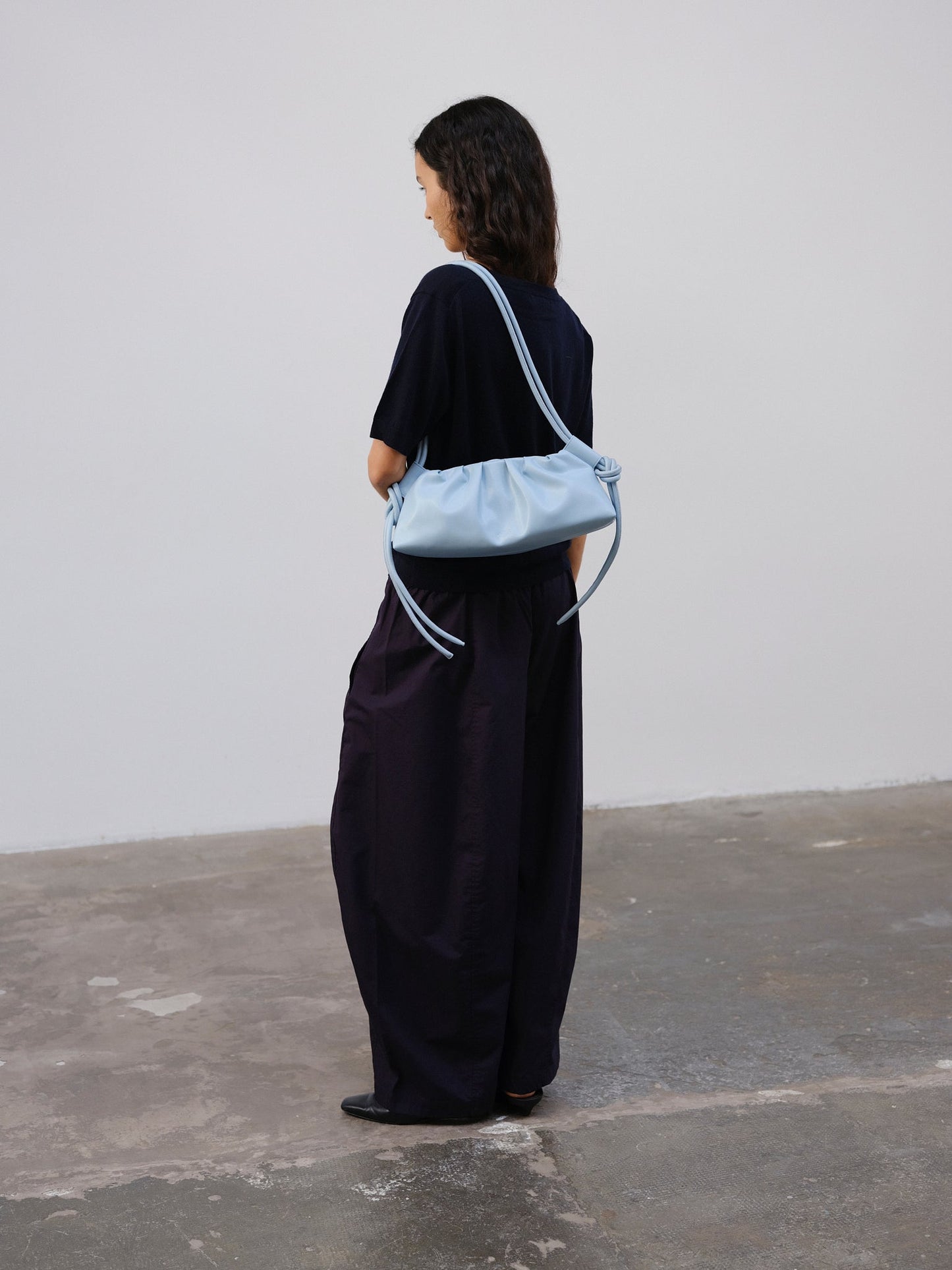 Clara – Bolso con Elegancia Escultural en Borgoña