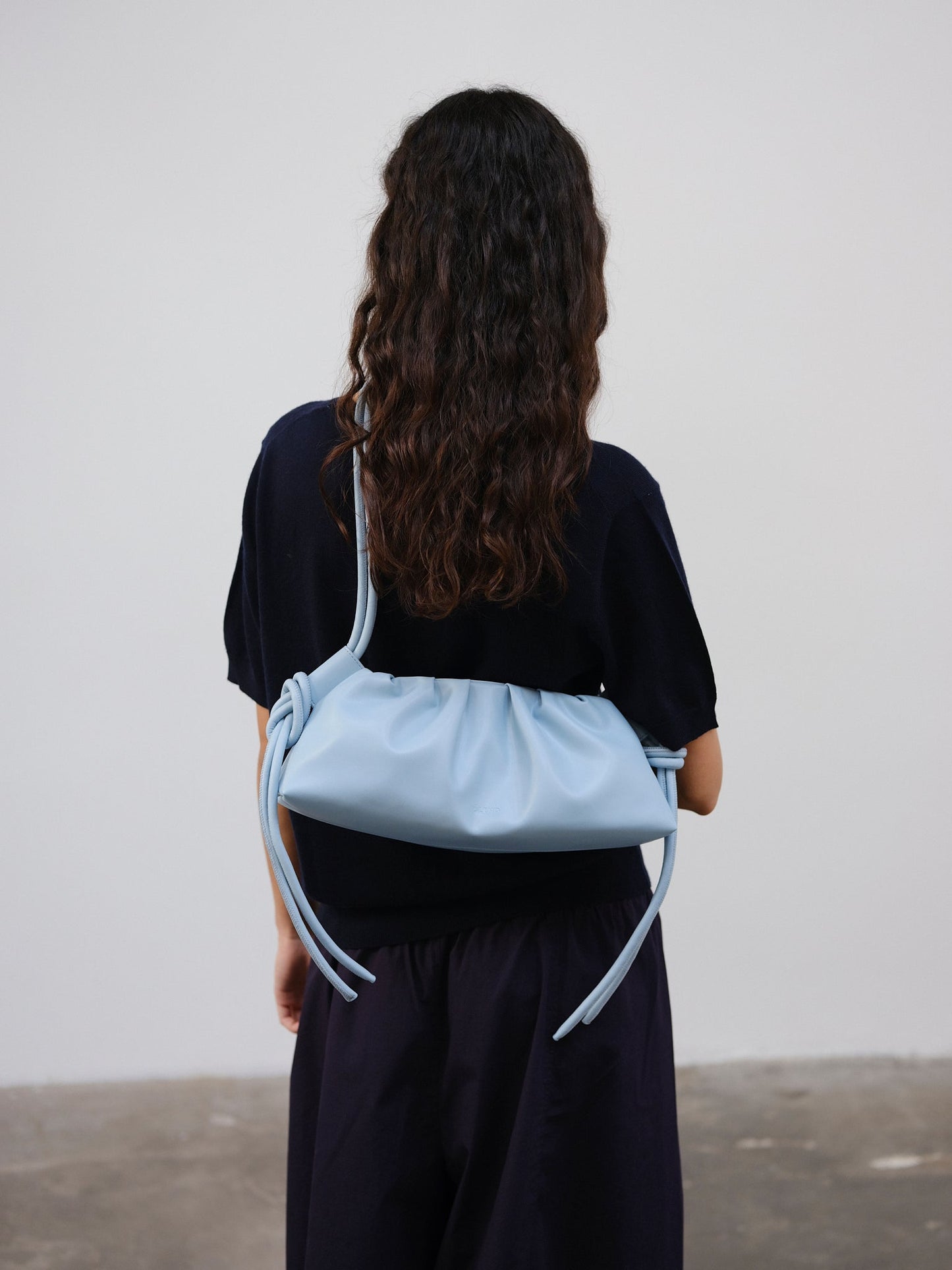 Clara – Bolso con Elegancia Escultural en Borgoña