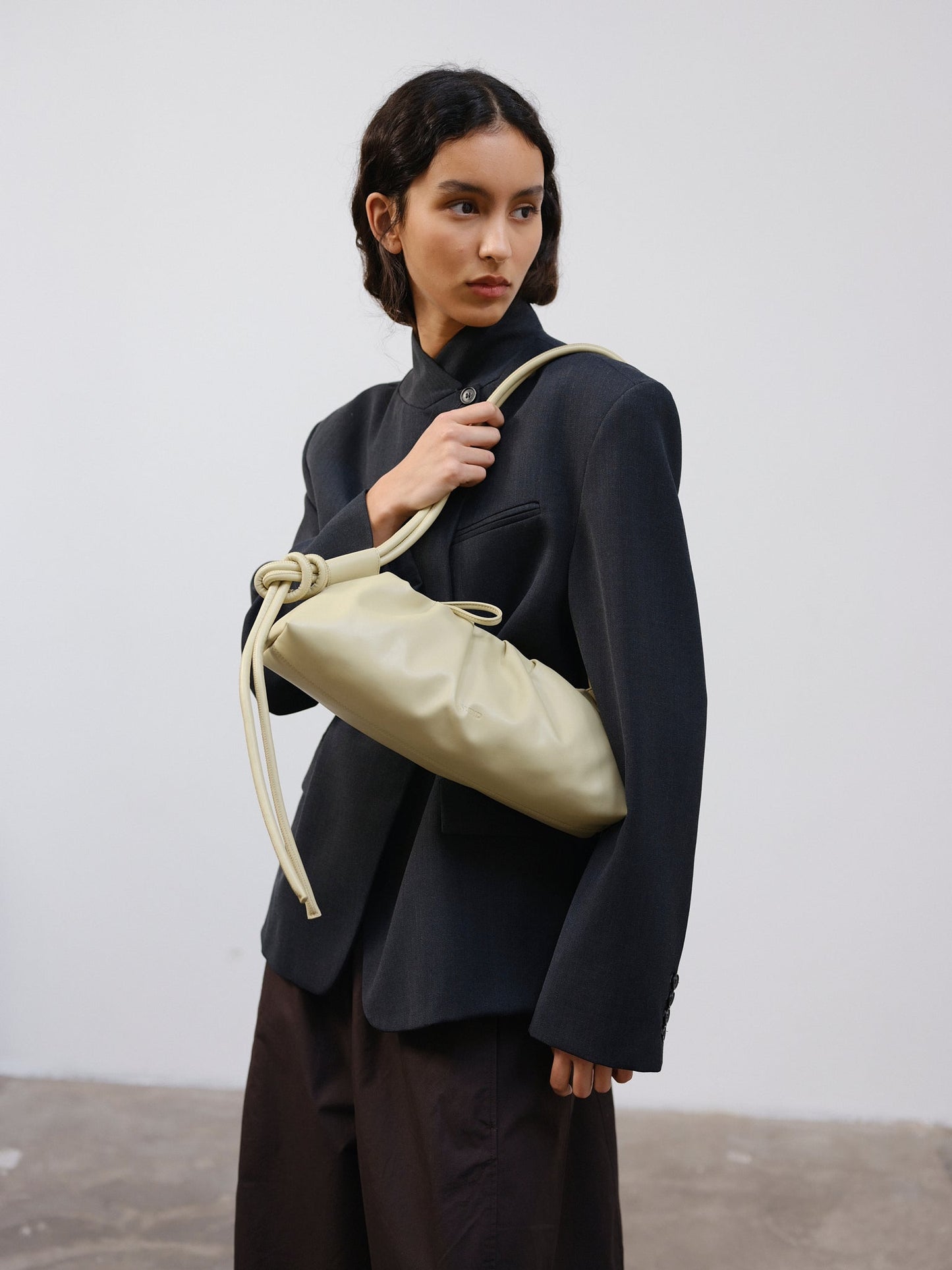 Clara – Bolso con Elegancia Escultural en Borgoña