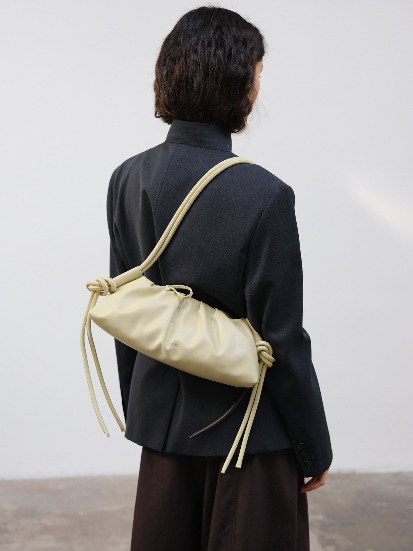 Clara – Bolso con Elegancia Escultural en Borgoña