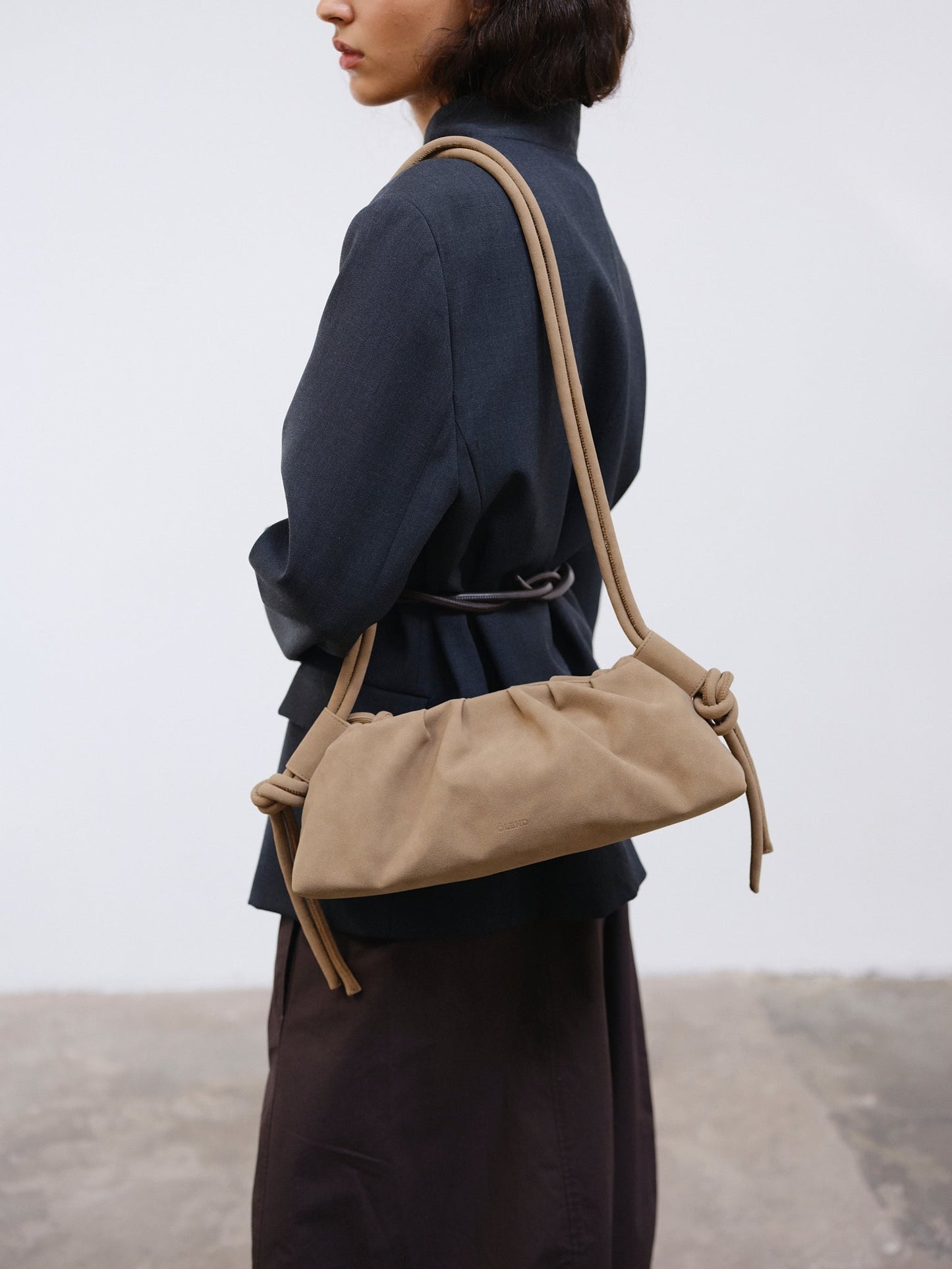 Clara – Bolso con Elegancia Escultural en Borgoña