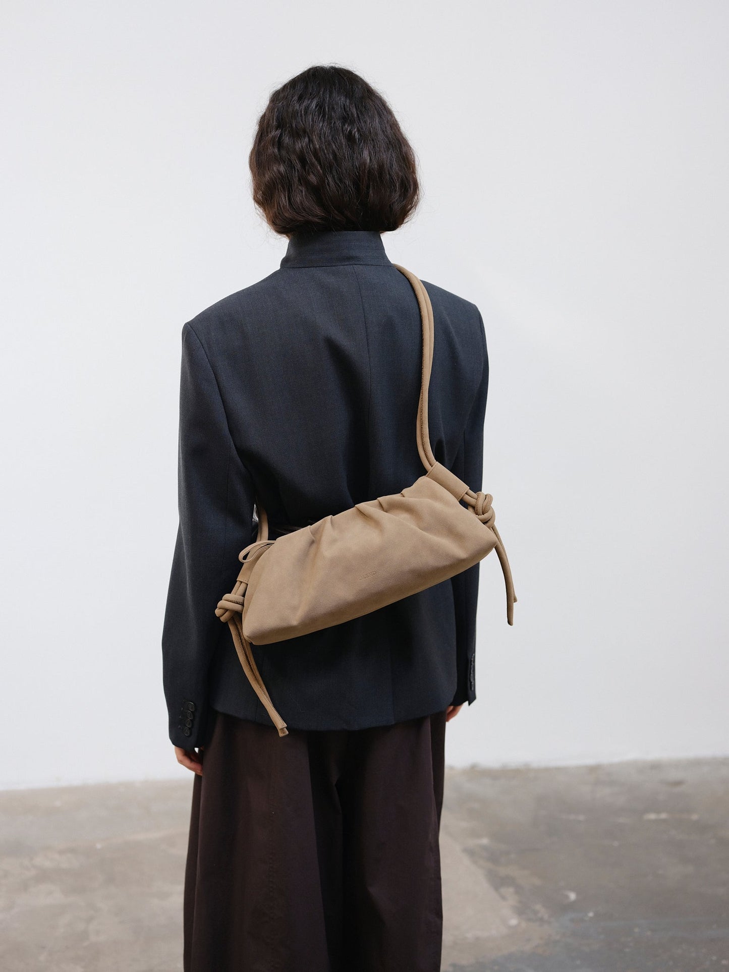 Clara – Bolso con Elegancia Escultural en Borgoña