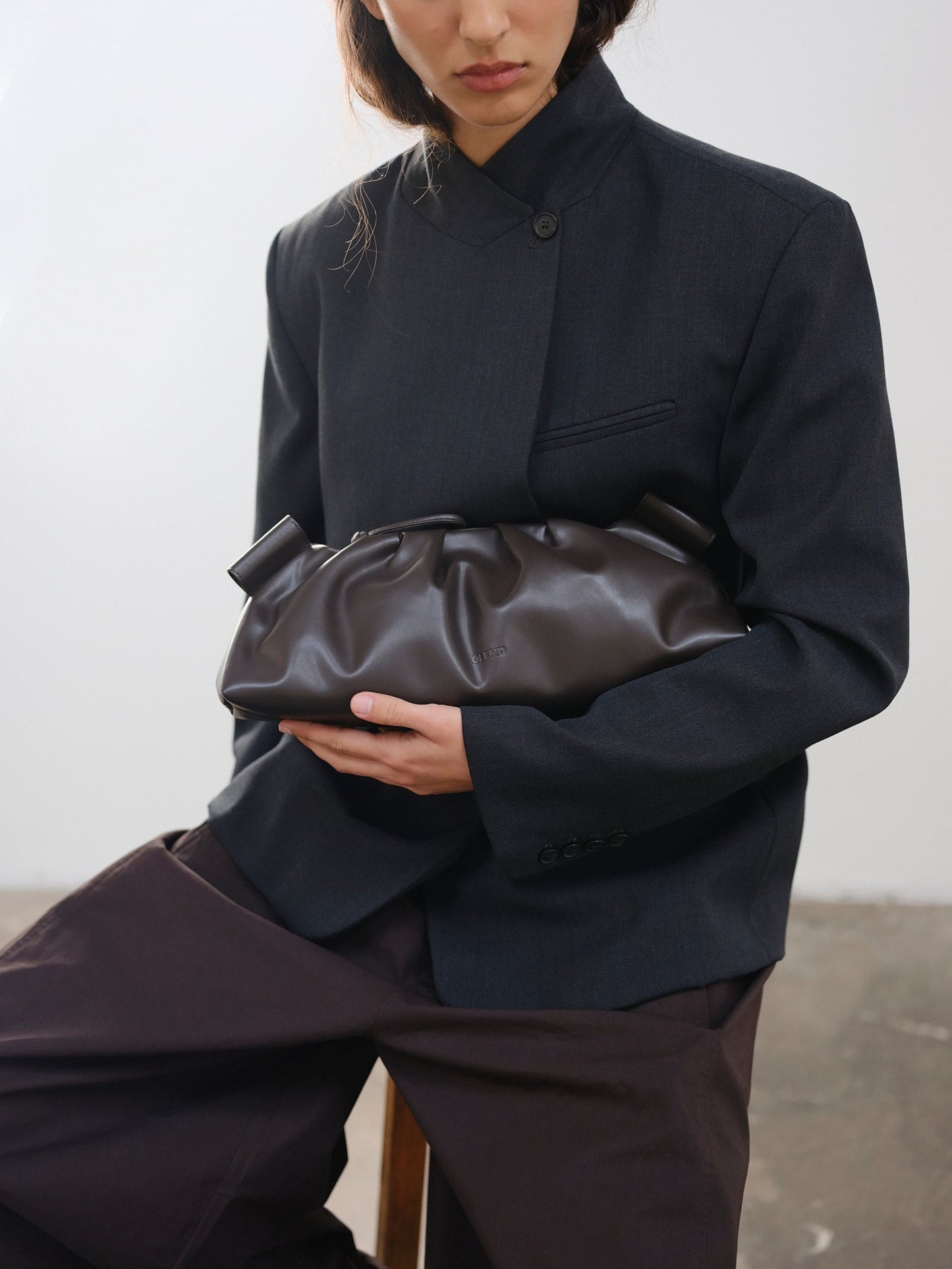 Clara – Bolso con Elegancia Escultural en Borgoña