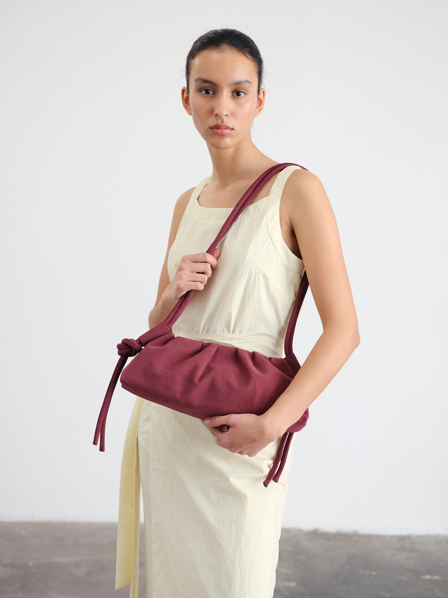 Clara – Bolso con Elegancia Escultural en Borgoña