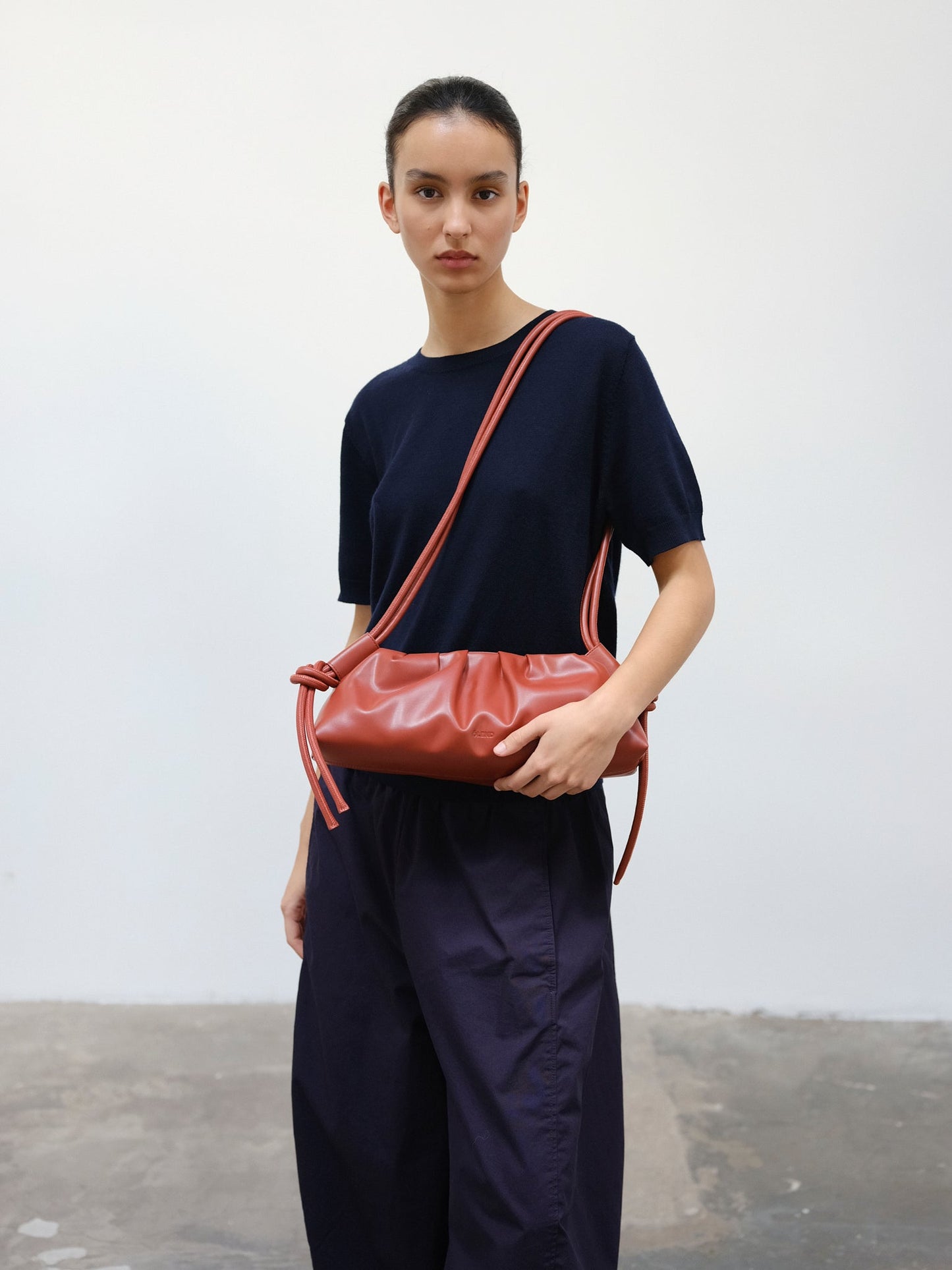 Clara – Bolso con Elegancia Escultural en Borgoña
