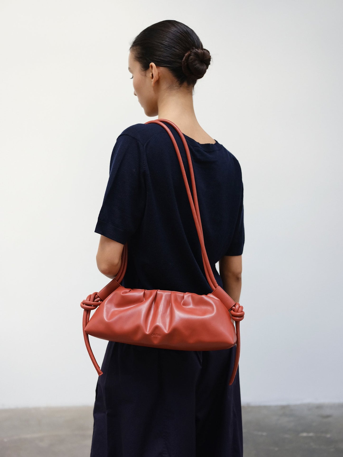 Clara – Bolso con Elegancia Escultural en Borgoña