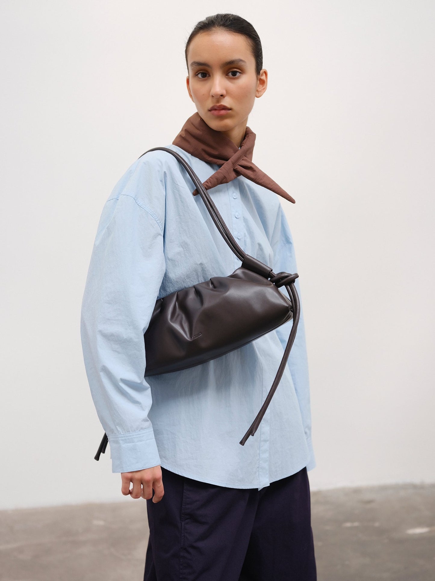 Clara – Bolso con Elegancia Escultural en Borgoña