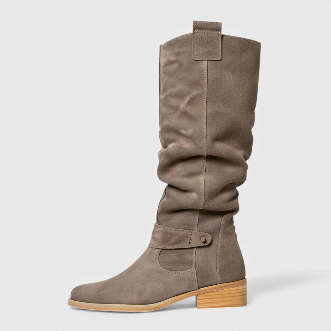 Elegant suede boots