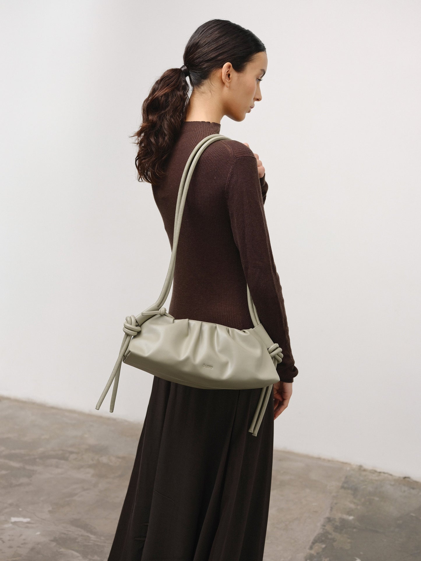 Clara – Bolso con Elegancia Escultural en Borgoña