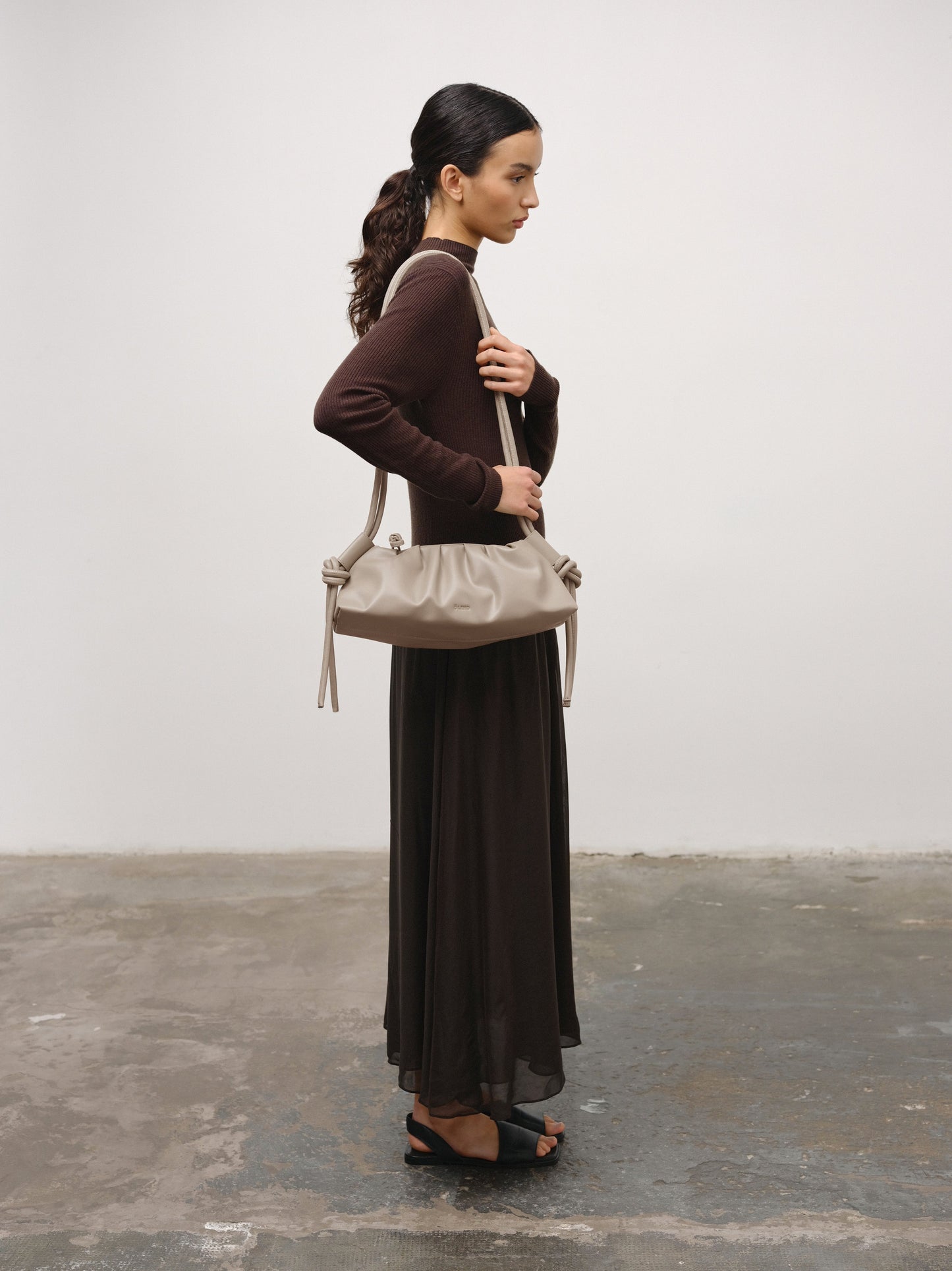 Clara – Bolso con Elegancia Escultural en Borgoña