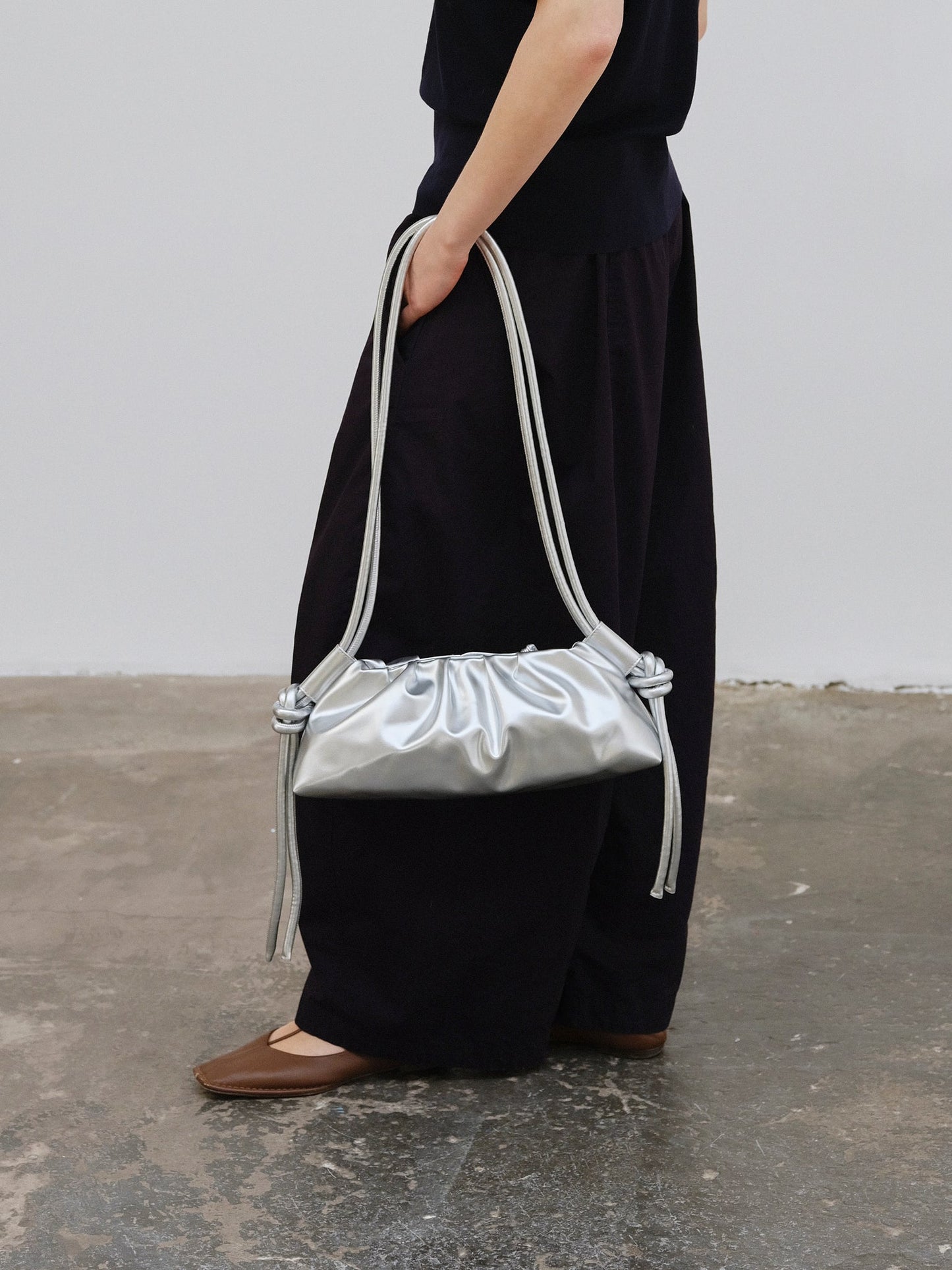 Clara – Bolso con Elegancia Escultural en Borgoña