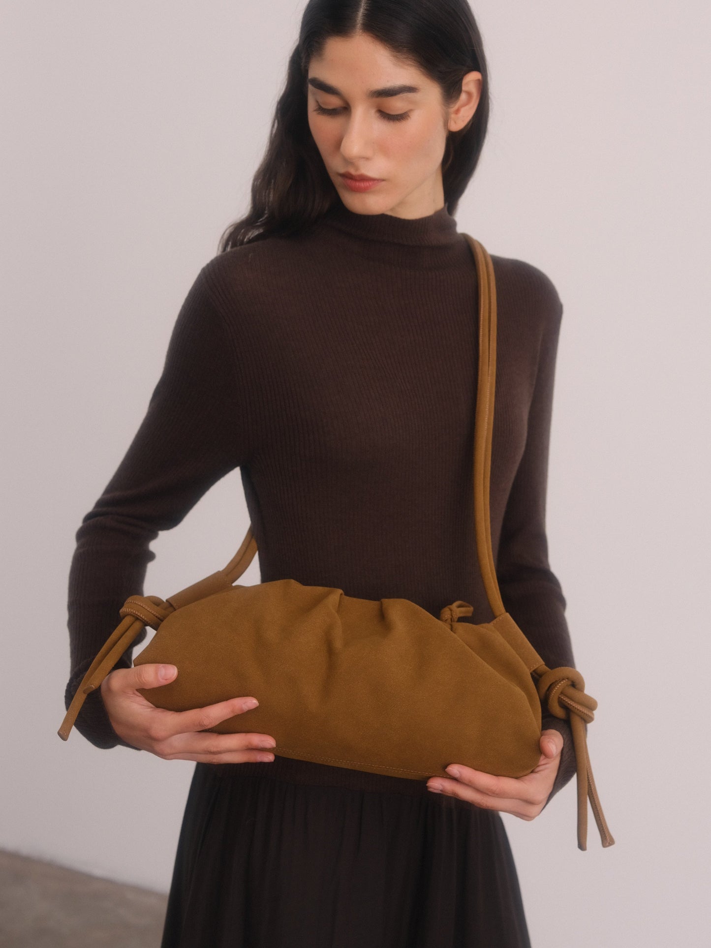 Clara – Bolso con Elegancia Escultural en Borgoña
