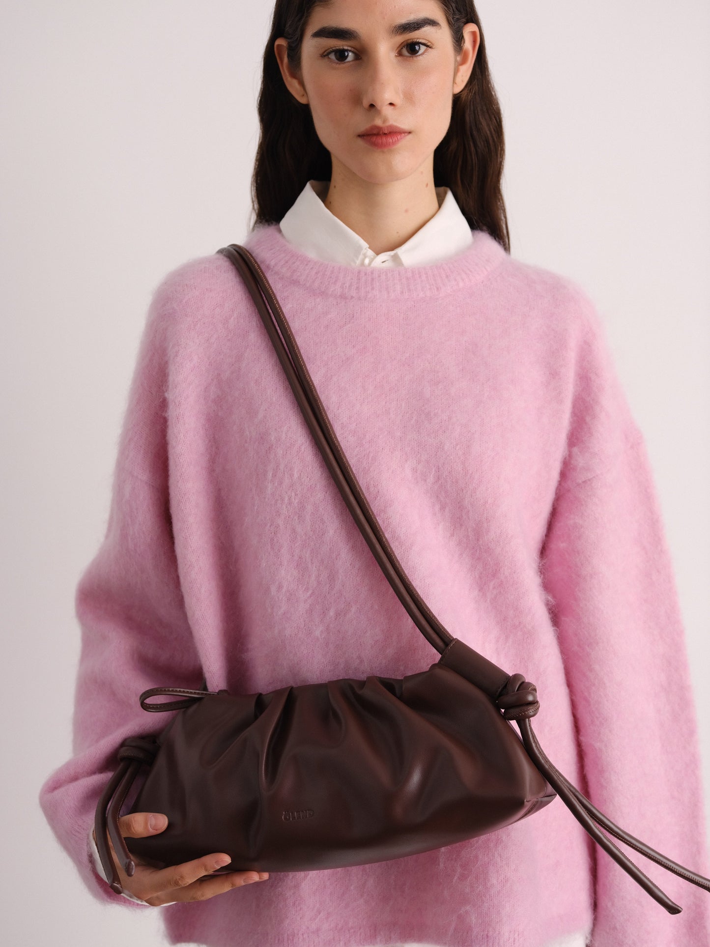 Clara – Bolso con Elegancia Escultural en Borgoña