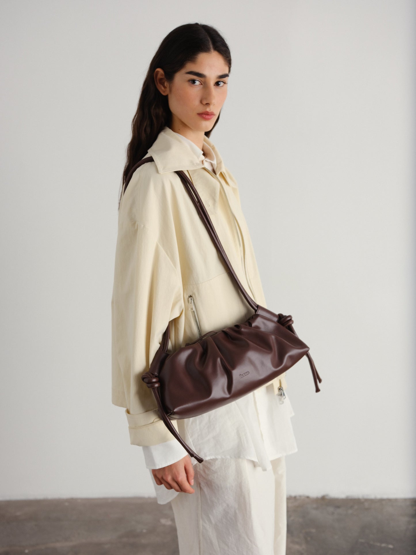 Clara – Bolso con Elegancia Escultural en Borgoña