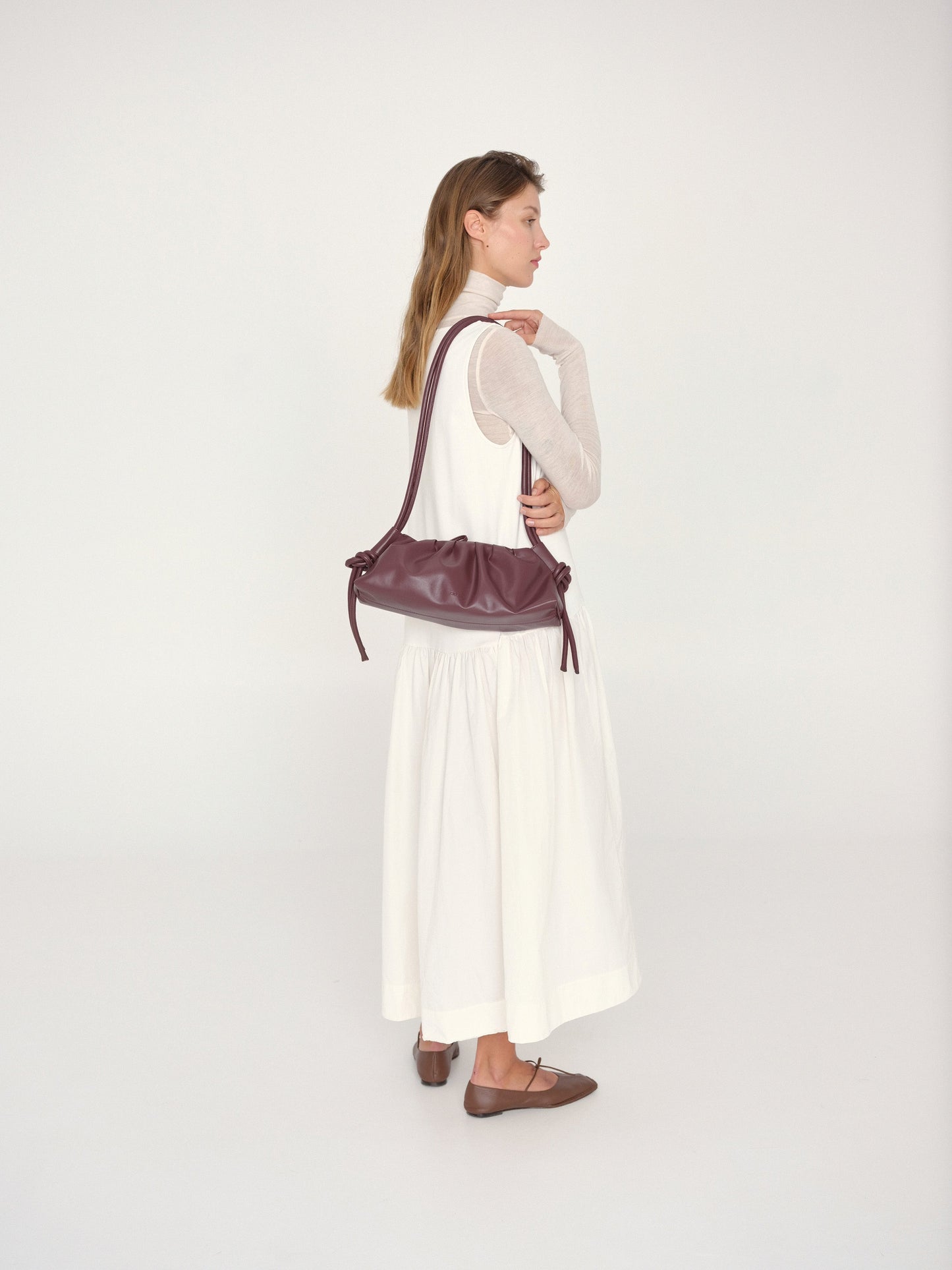 Clara – Bolso con Elegancia Escultural en Borgoña
