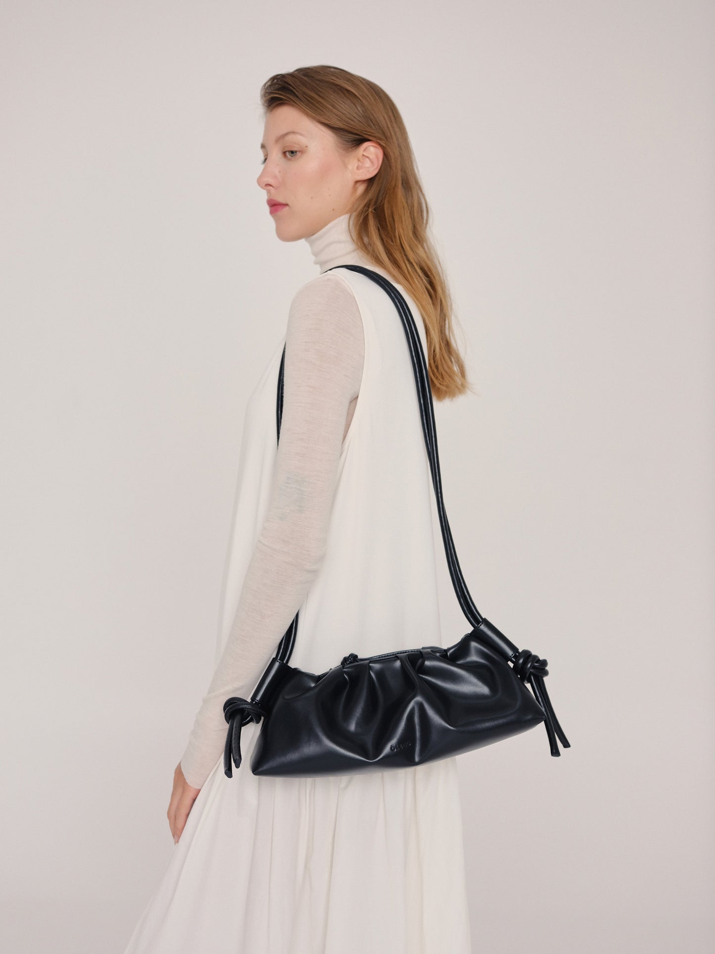 Clara – Bolso con Elegancia Escultural en Borgoña