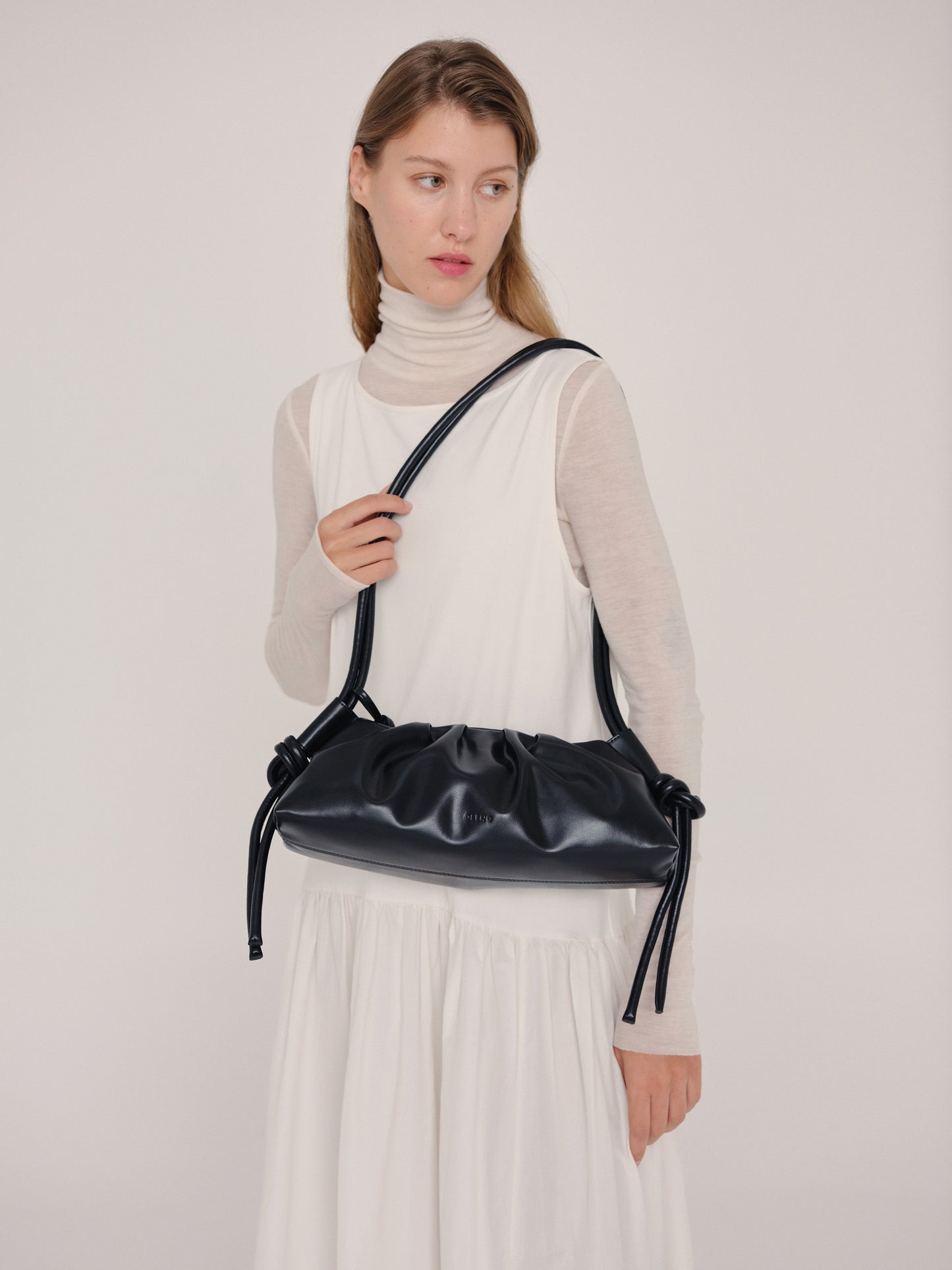 Clara – Bolso con Elegancia Escultural en Borgoña