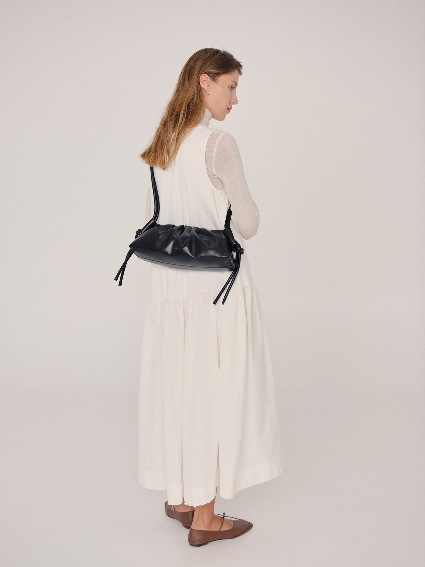 Clara – Bolso con Elegancia Escultural en Borgoña