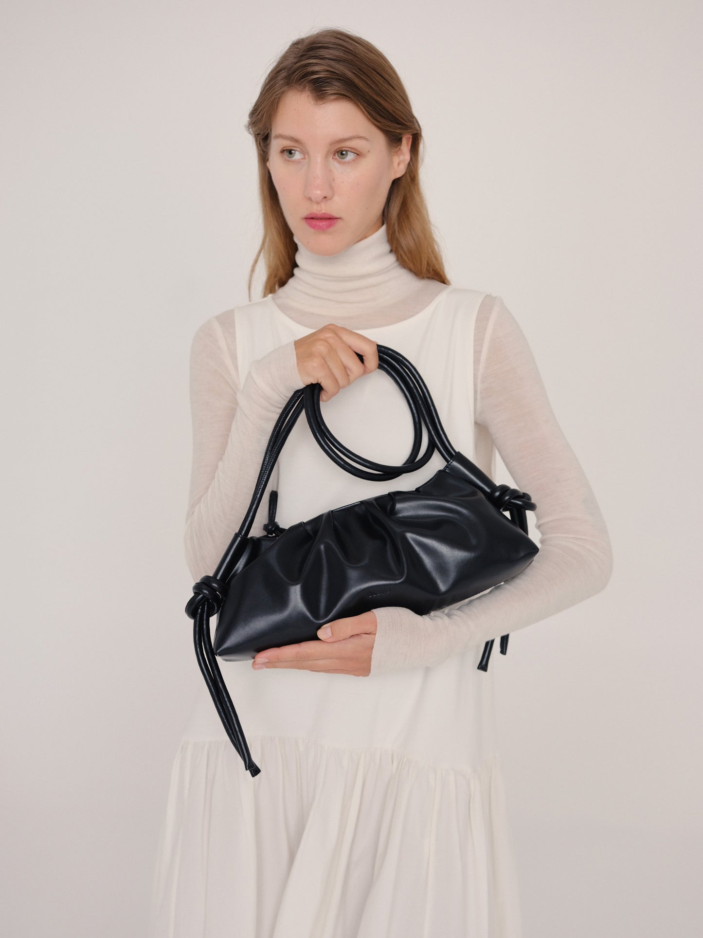 Clara – Bolso con Elegancia Escultural en Borgoña