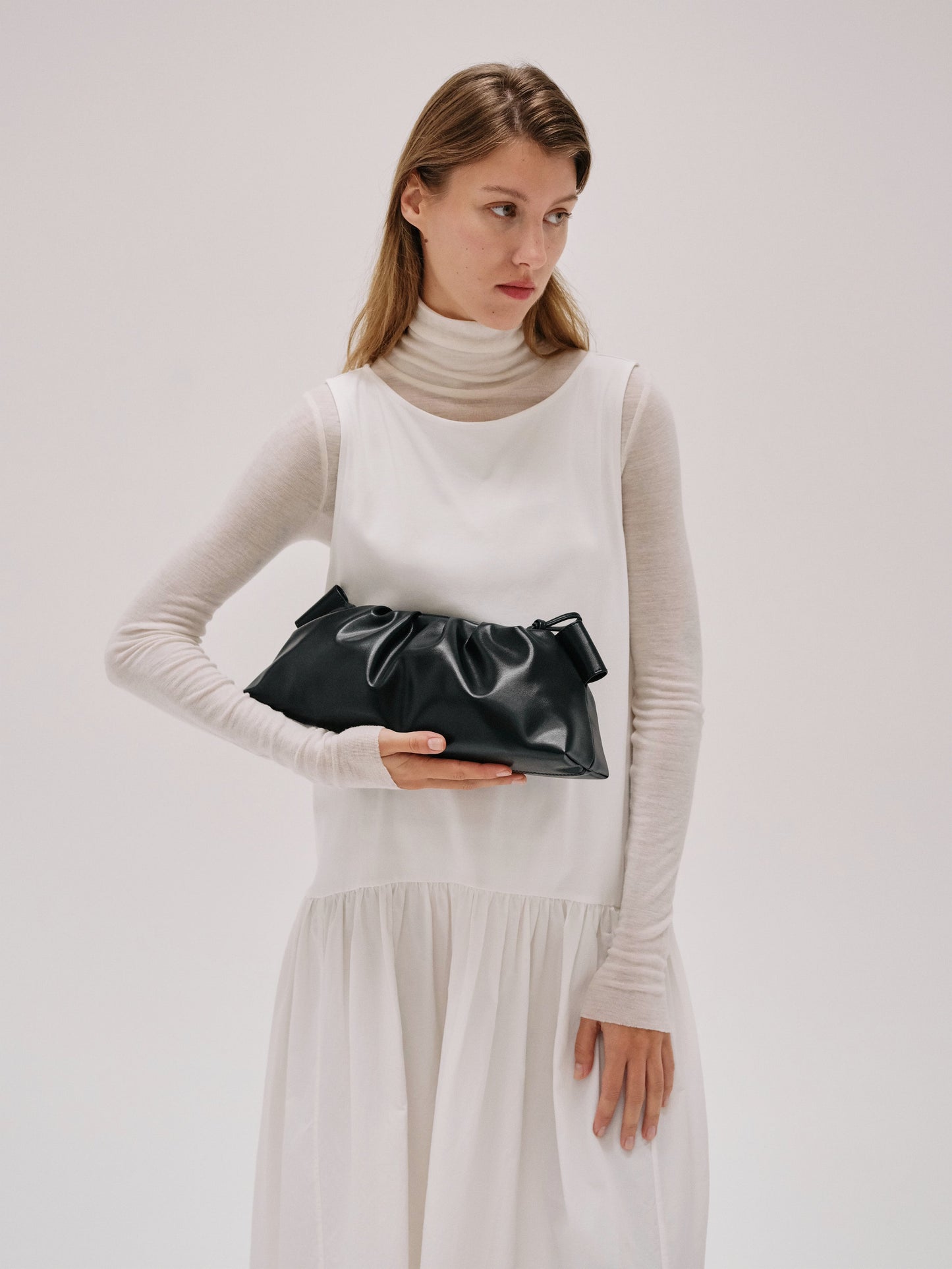 Clara – Bolso con Elegancia Escultural en Borgoña