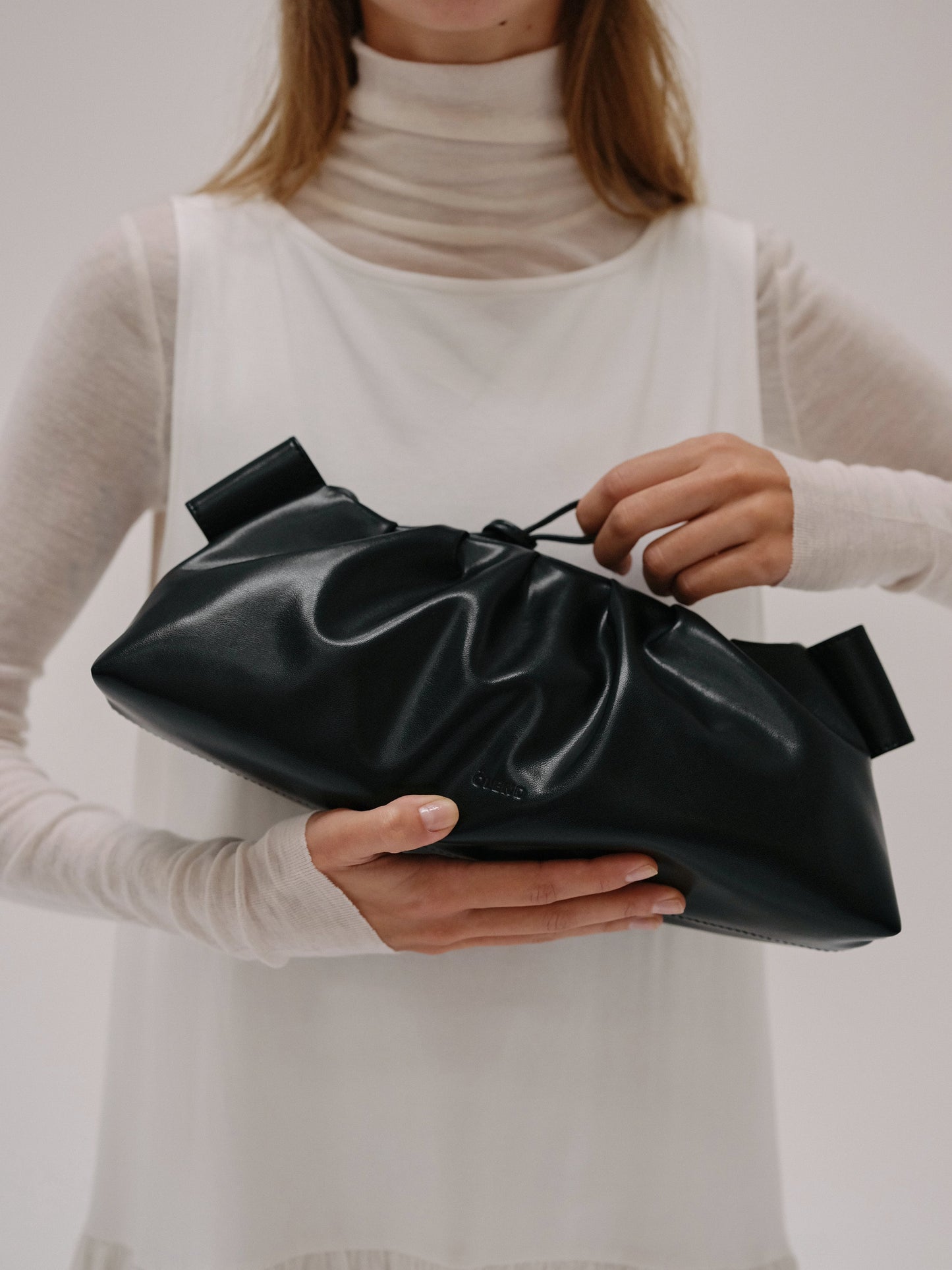 Clara – Bolso con Elegancia Escultural en Borgoña