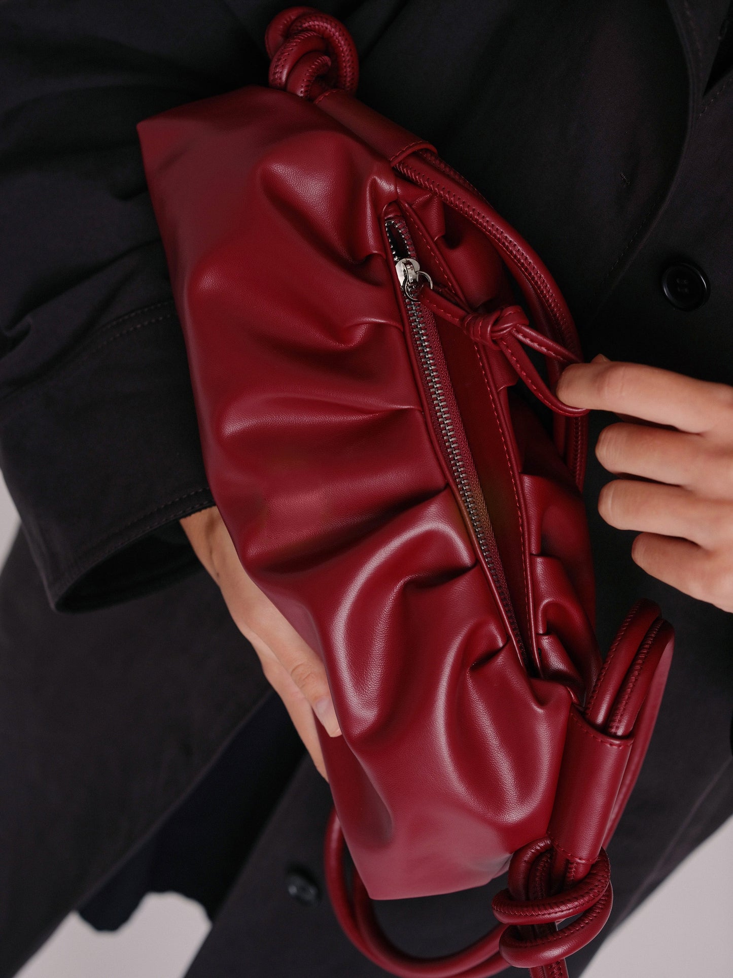 Clara – Bolso con Elegancia Escultural en Borgoña