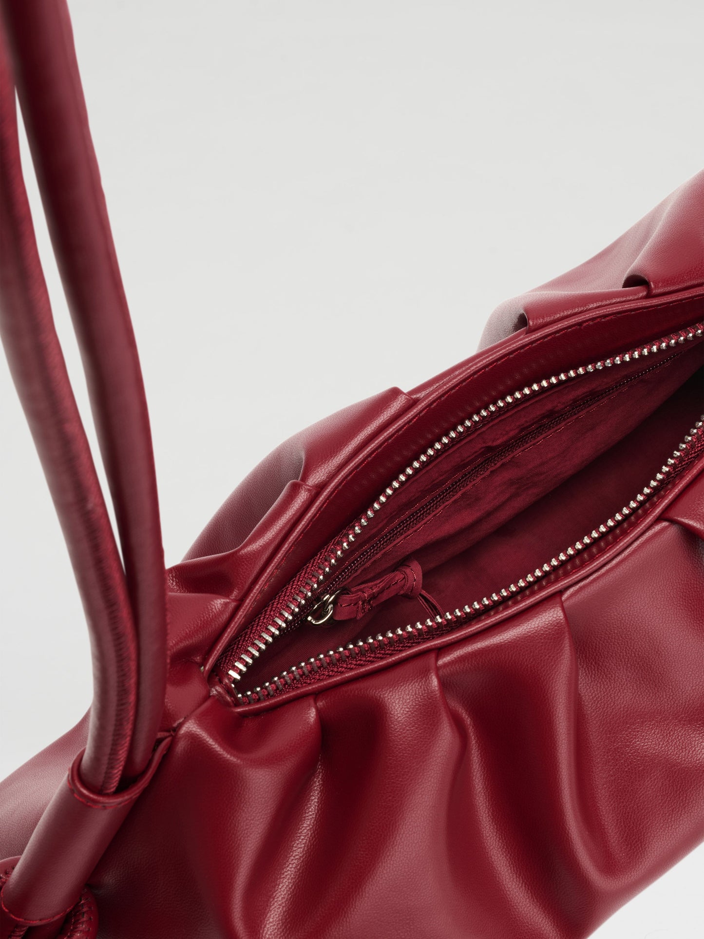 Clara – Bolso con Elegancia Escultural en Borgoña