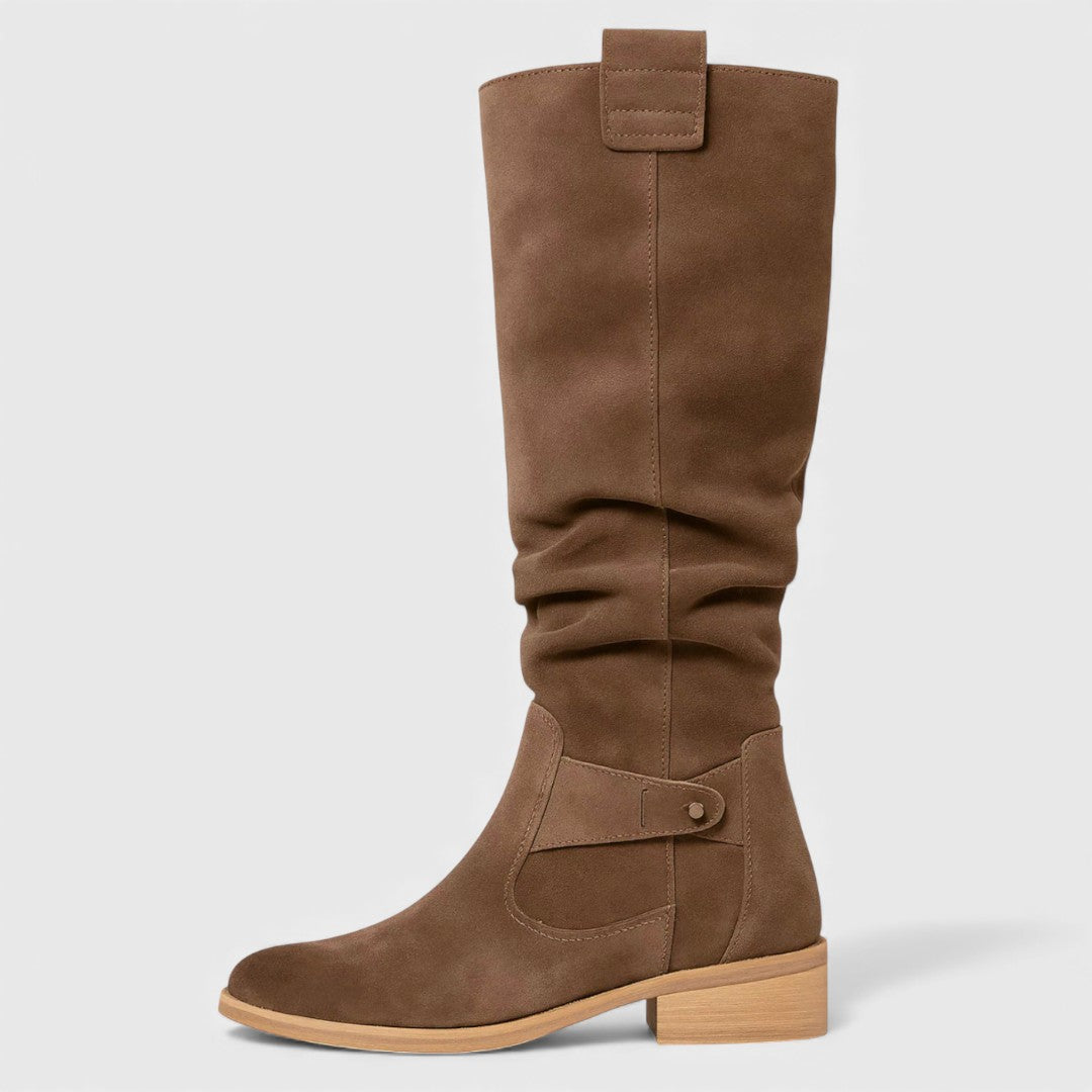 Elegant suede boots