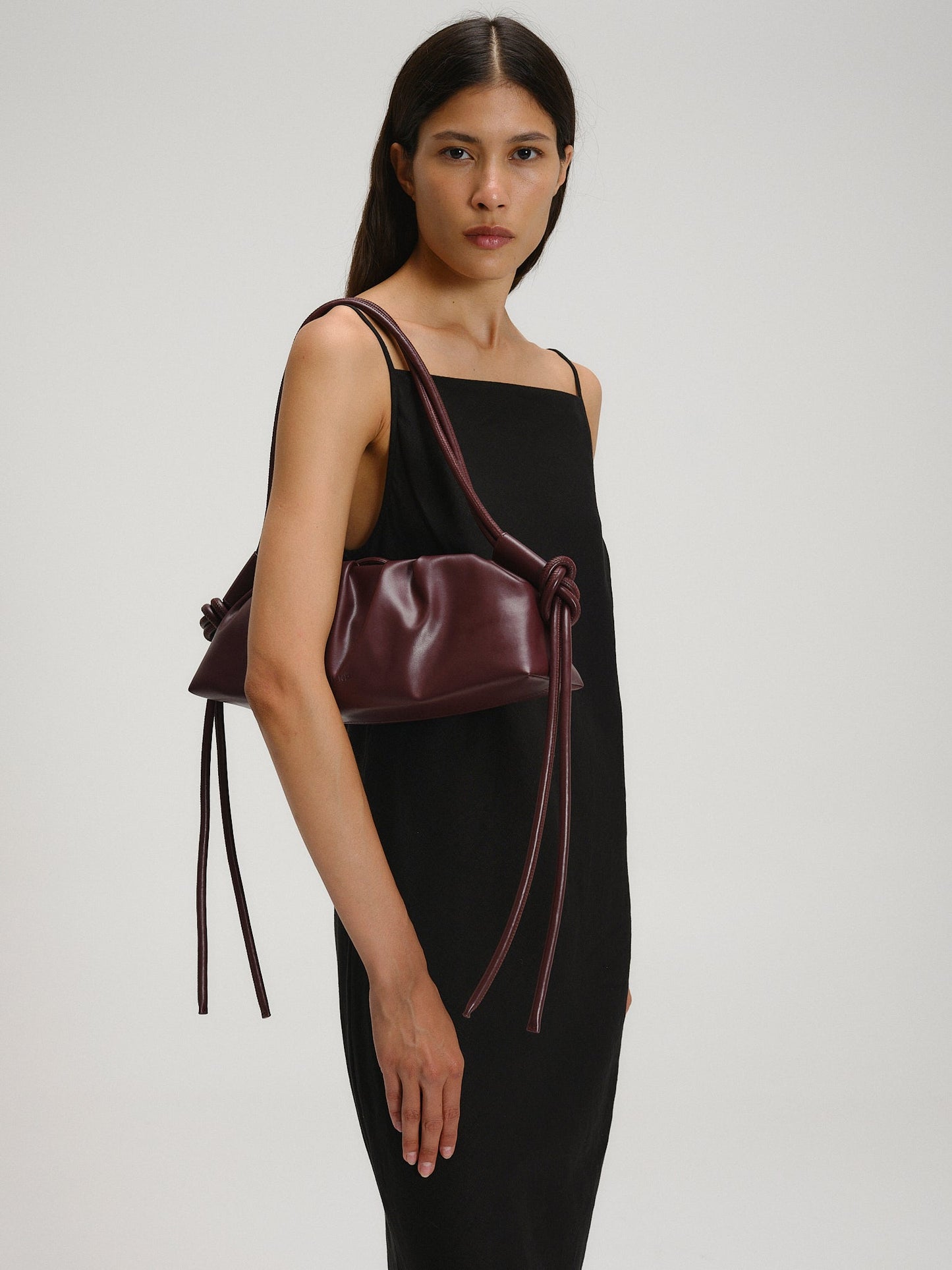 Clara – Bolso con Elegancia Escultural en Borgoña