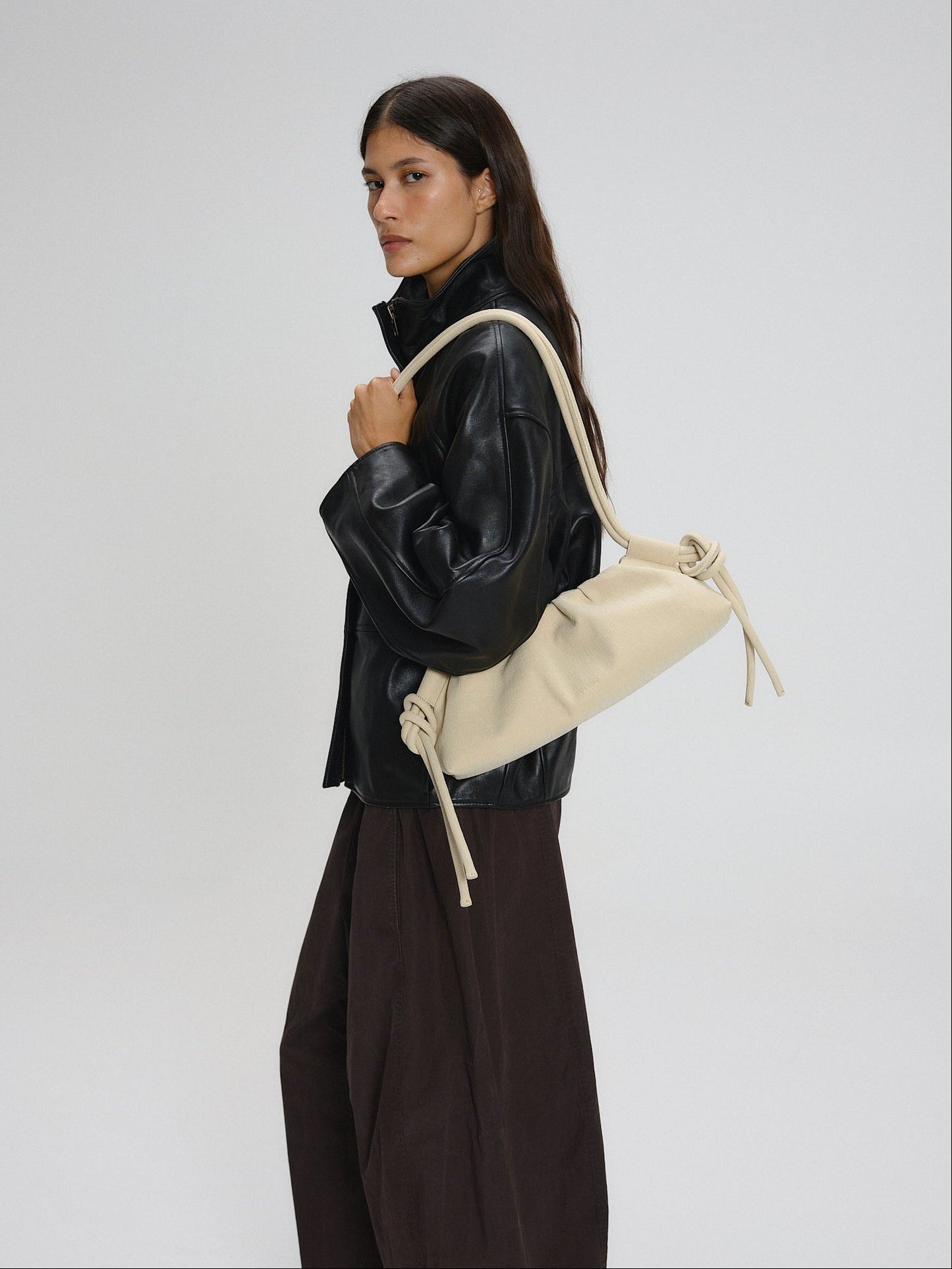 Clara – Bolso con Elegancia Escultural en Borgoña
