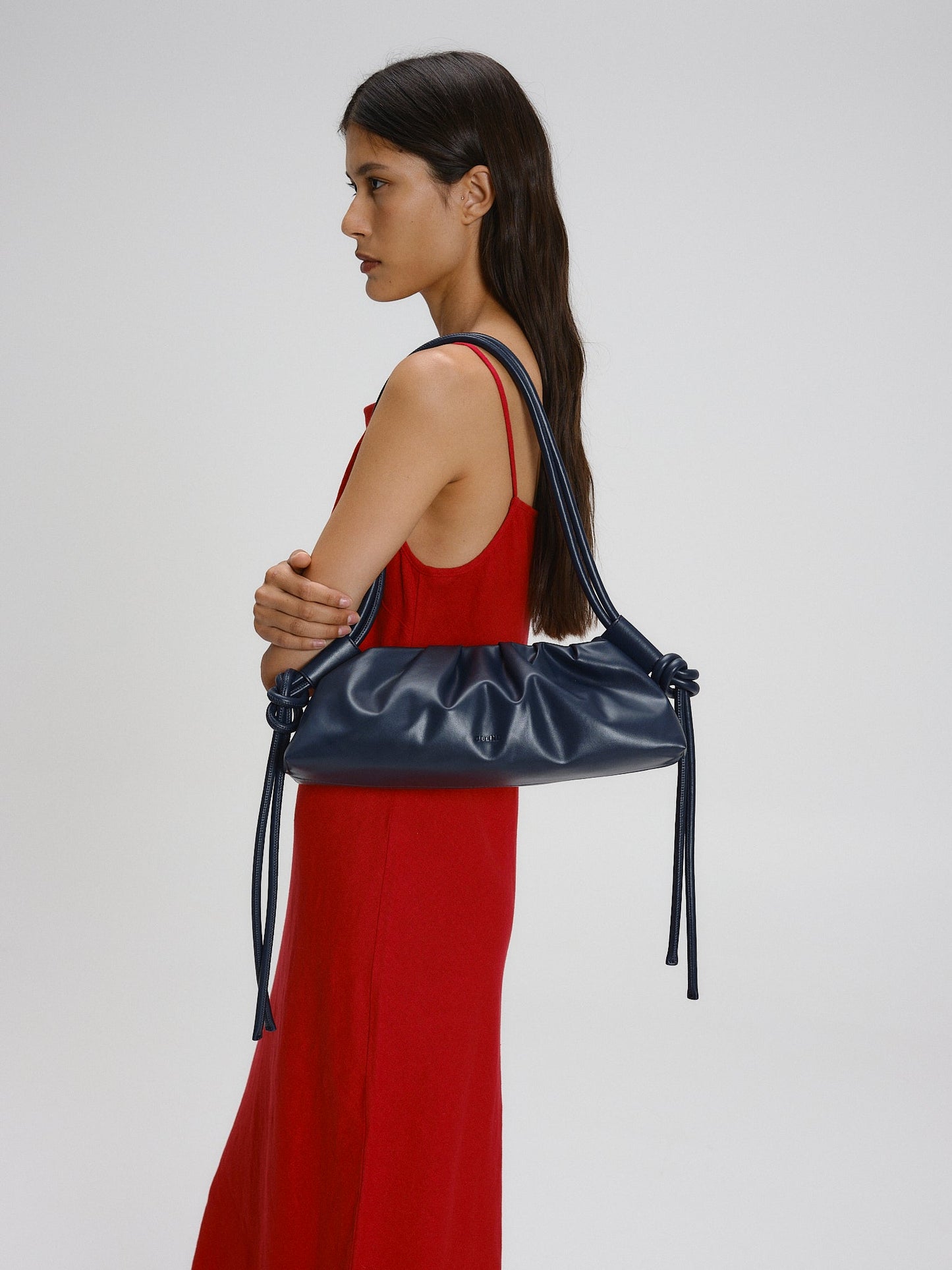 Clara – Bolso con Elegancia Escultural en Borgoña