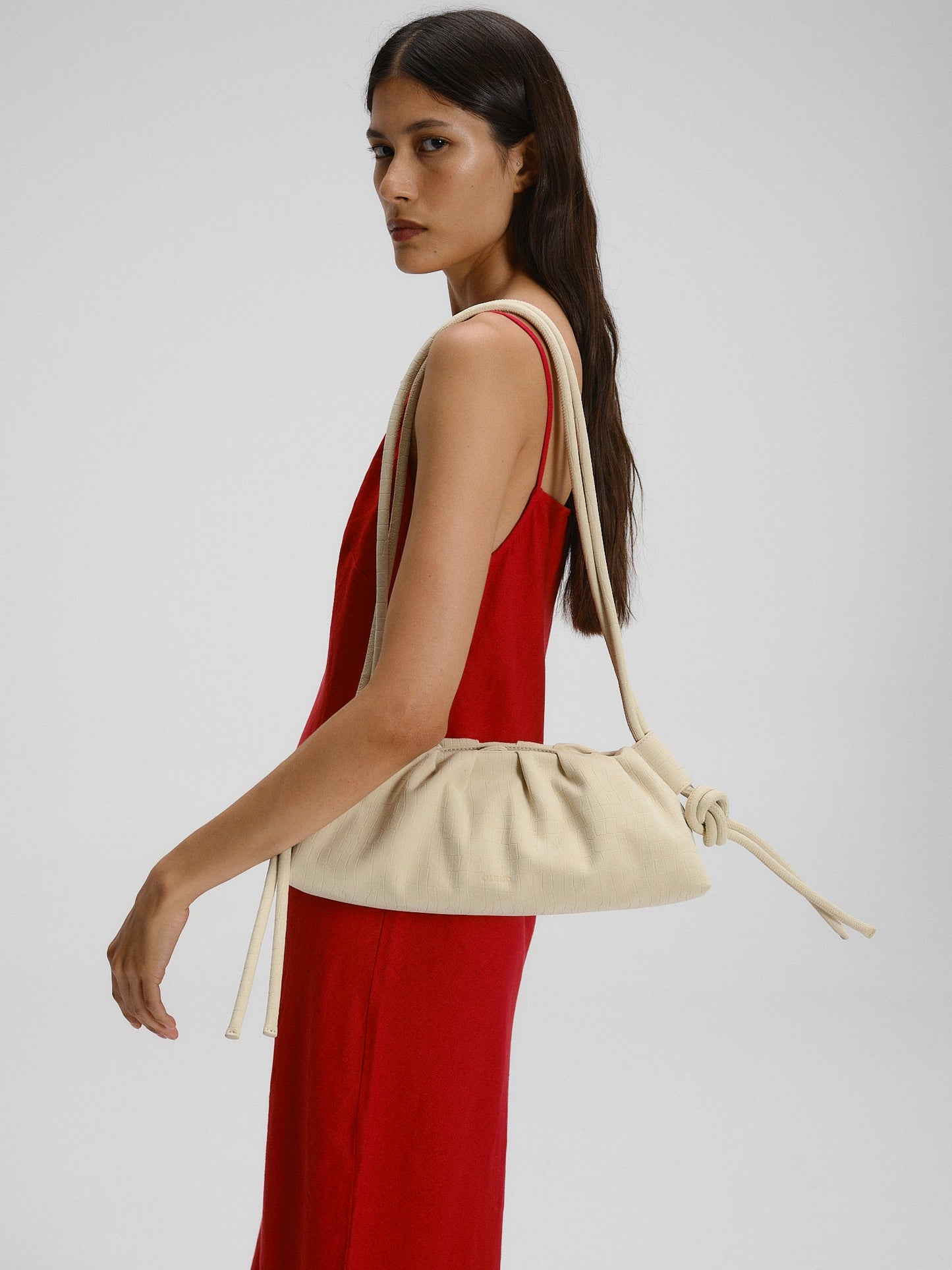Clara – Bolso con Elegancia Escultural en Borgoña