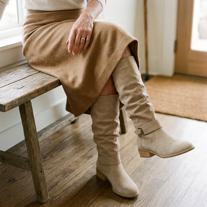 Mujer sentada con falda midi y botas altas Lola