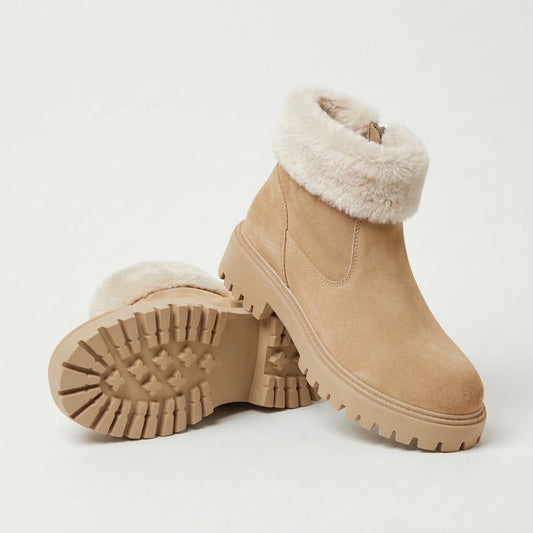 Botas de invierno Nora de ante beige con forro de pelo, vista del par y la suela sobre fondo claro