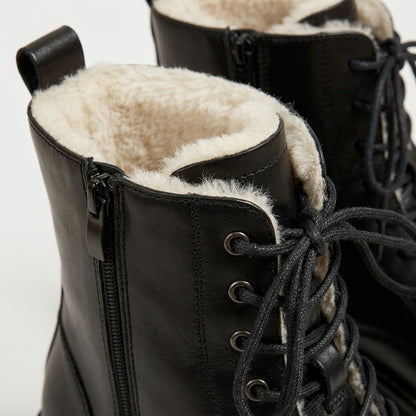 Detalle del forro de pelo y los cordones de la bota María