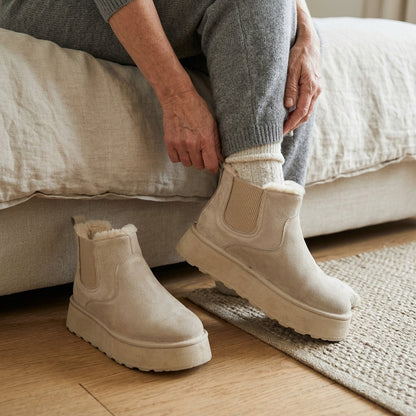 Mujer calzándose los botines Martina sin cordones gracias al elástico
