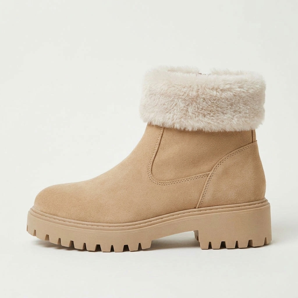 Bota Nora beige de perfil con cuello de pelo y suela de plataforma