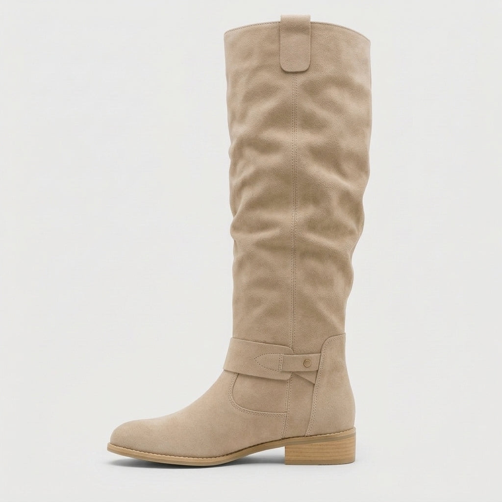 Bota alta Lola de perfil con caña flexible y tacón bajo