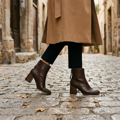 Mujer paseando por la ciudad con pantalón negro y botines Dara