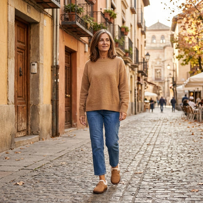 Mujer paseando por una calle de otoño con vaqueros y zapatillas Lucía marrón claro