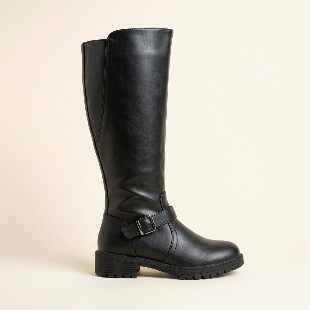 Bota Sara de perfil con tira y hebilla, tacón bajo y suela de goma