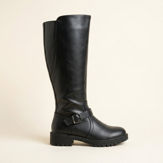 Bota Sara de perfil con tira y hebilla, tacón bajo y suela de goma