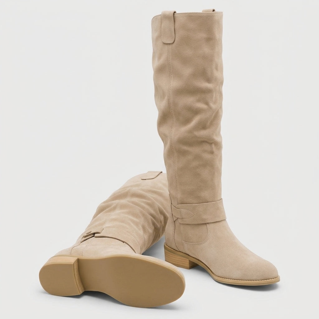 Botas altas Lola de ante beige con hebilla, vista del par y la suela sobre fondo claro